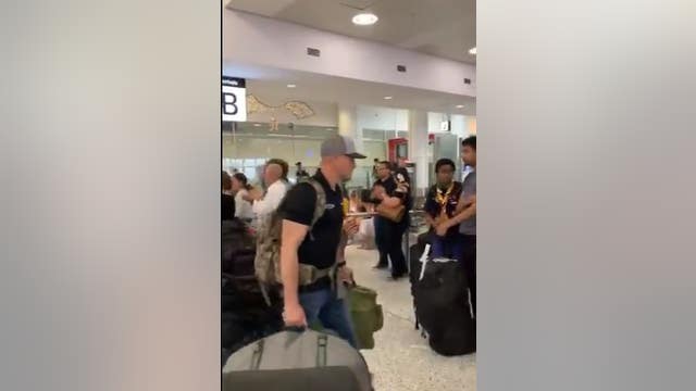 US firefighters greeted with cheers, applause as they arrive in Australia 