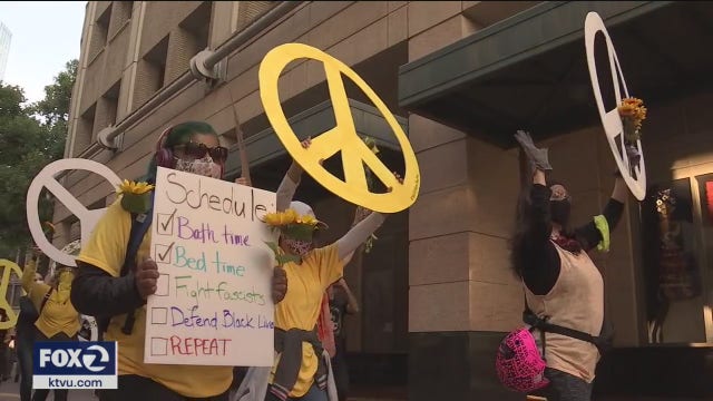 'Wall of Moms' movement extends to the Bay Area