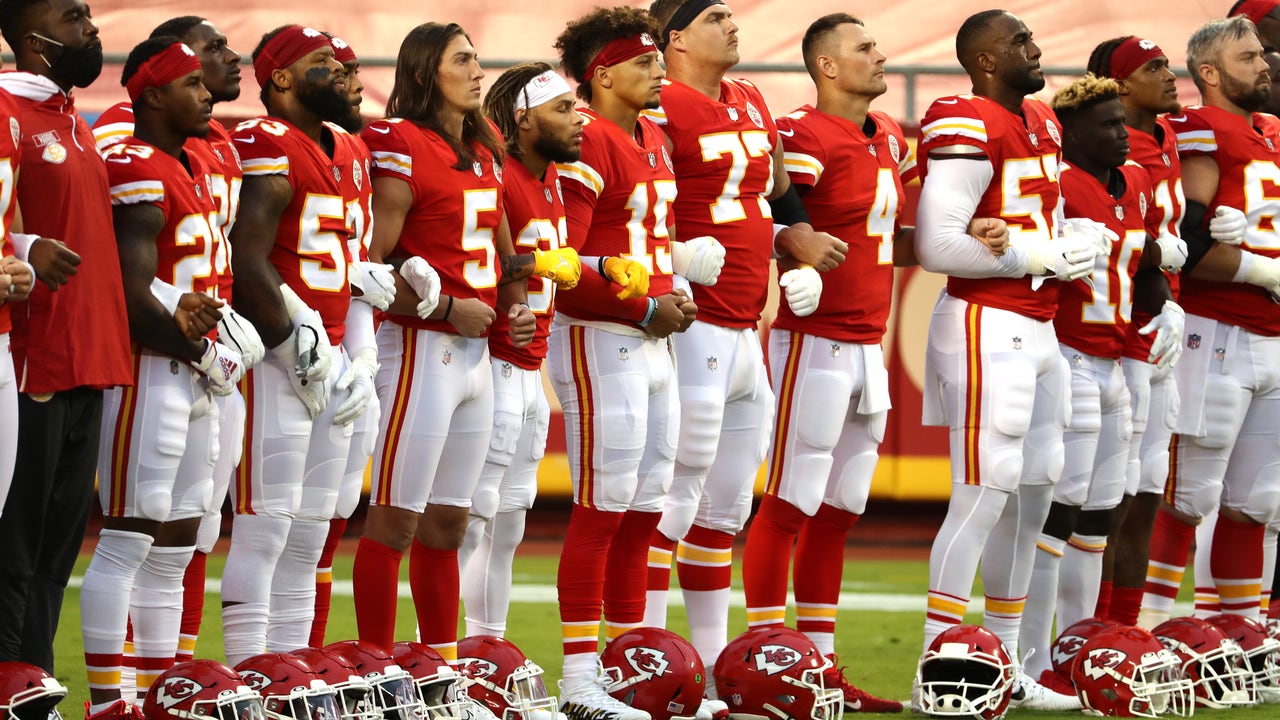 Miami Dolphins players protest during national anthem in NFL preseason