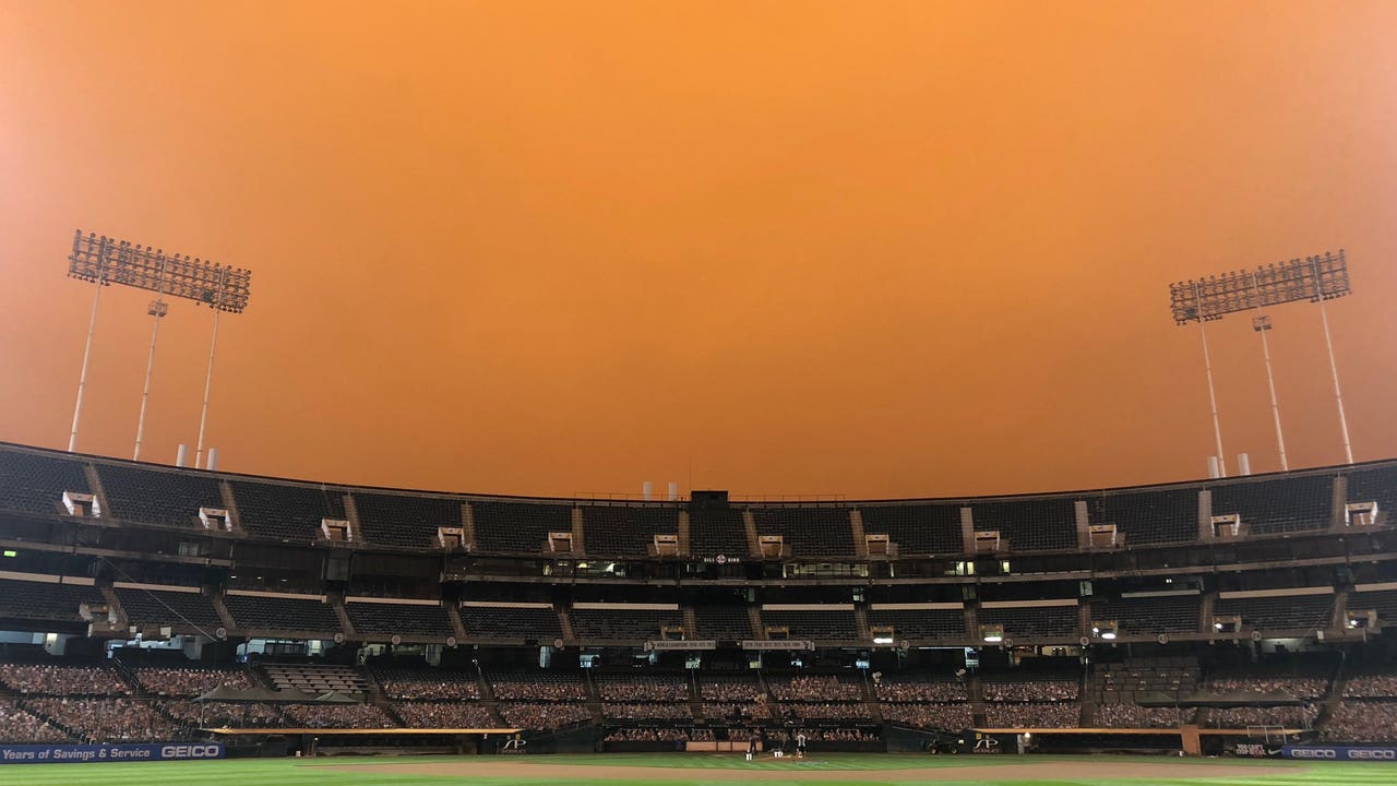 Smoke from nearby wildfires creates eerie baseball scene at Oracle Park -  The Boston Globe