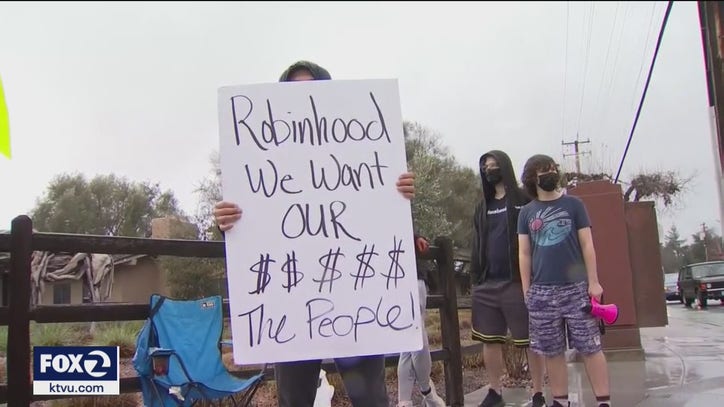 Protests at Menlo Park's Robinhood app after trading halted - Vimarsana News