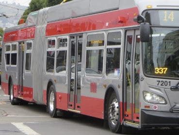 Man's leg gets stuck under Muni bus in San Francisco