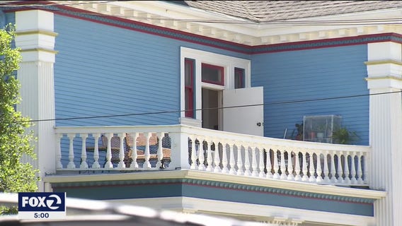 Balcony prowler lurking in Oakland neighborhood