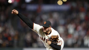 Giants clinch playoff spot, thump Padres 9-1 for 8th in row