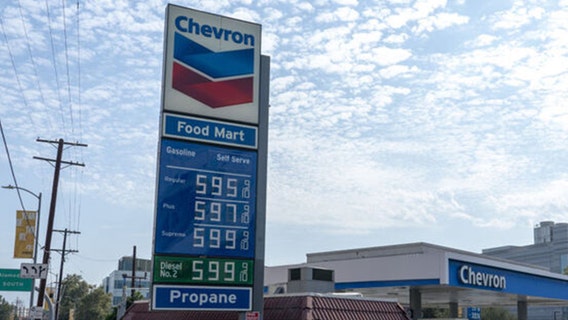 Average price of gas up by a penny per gallon to $3.25; Bay Area average $4.47