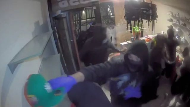 Oakland clothing store raided by smash-and-grab thieves