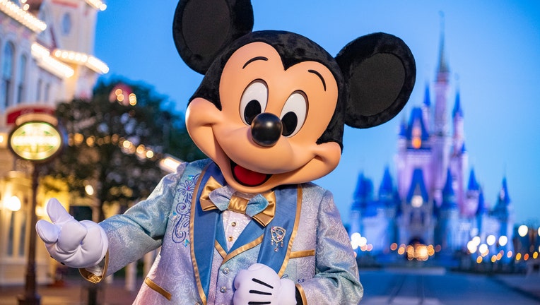 Mickey Mouse can start hugging again at Disney parks | KTVU FOX 2