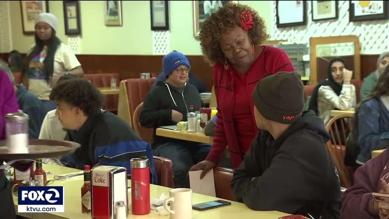 Waitress gets fond farewell after 42 years serving at waffle house - Vimarsana News
