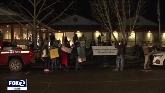 Healdsburg protests in support of unvaccinated councilwoman