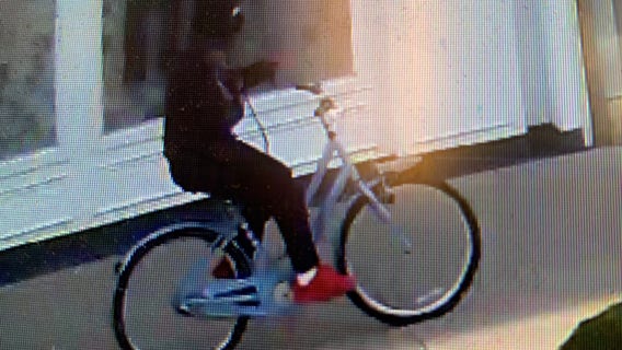 Suspect who robbed elderly women of their purses at Stanford Shopping Center sought by police