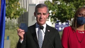 Mayor Garcetti says he holds his breath when taking photos maskless at Rams NFC Championship game
