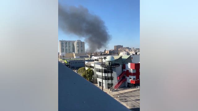 Boat catches fire in Oakland sending thick plume of smoke into air