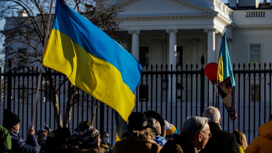 Des militants pro-ukrainiens protestent contre la Russie devant la Maison Blanche