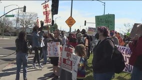 Oakland teachers, parents continue fight to keep schools open