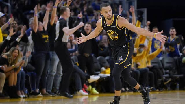 Poole shines in playoff debut, Curry back as Warriors win