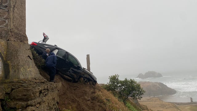 4 rescued after car broke through fence on cliff near Sutro Baths