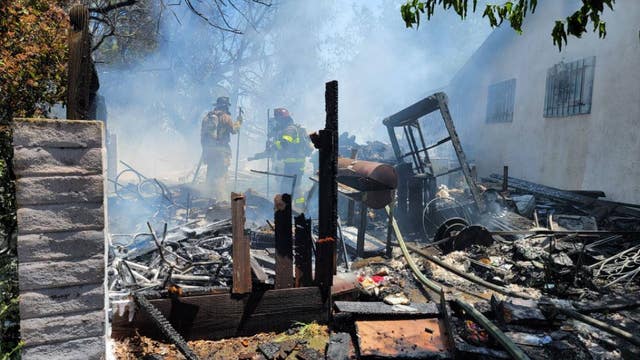 Pittsburg vegetation fire threatens nearby structures