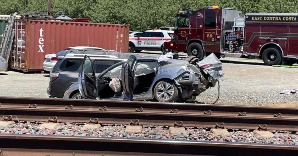 3 dead after Amtrak train collides with car near Brentwood | KTVU FOX 2