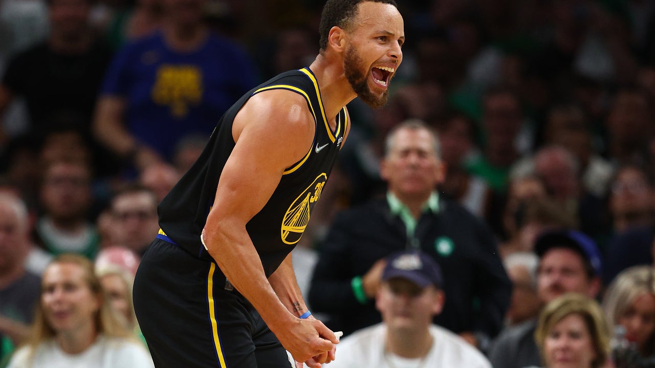 Warriors Fans Rejoice As Curry Scores 43, Helping Warriors Tie NBA ...