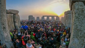 Summer solstice 2022: Thousands greet longest day at ancient Stonehenge monument