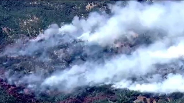 Northern California wildfire threatens 500 buildings