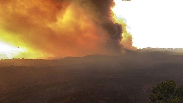 Oak Fire explodes in size, burns 10 structures and threatens thousands more
