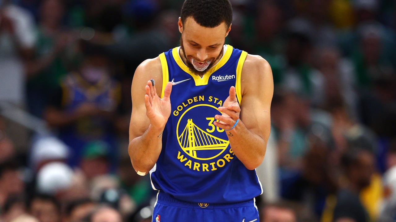 Stephen Curry graduates college, receives bachelor's degree from