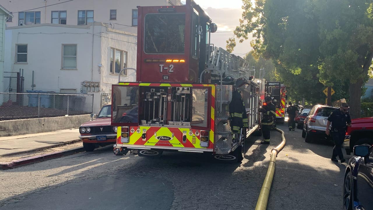 Apartment building catches fire in Berkeley, firefighters perform rescue operations - Vimarsana News