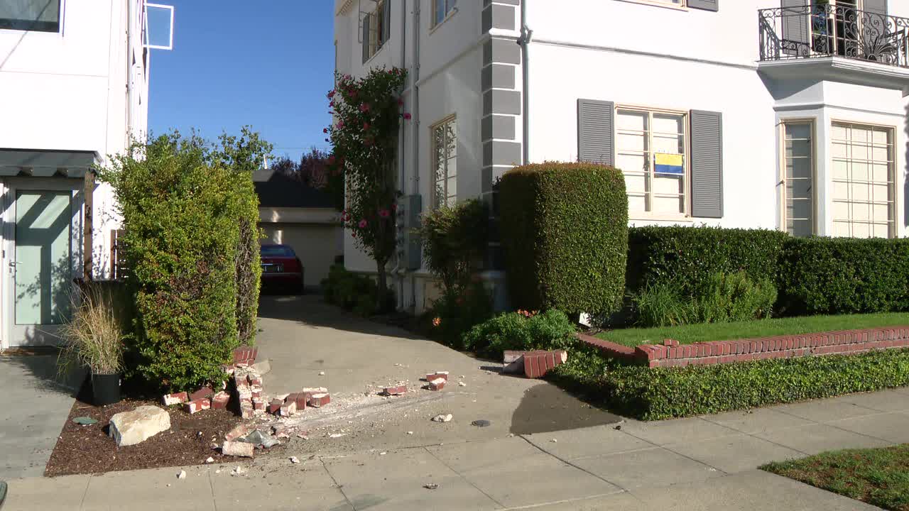 Suspect steals police car, crashes in Oakland hills neighborhood - Vimarsana News