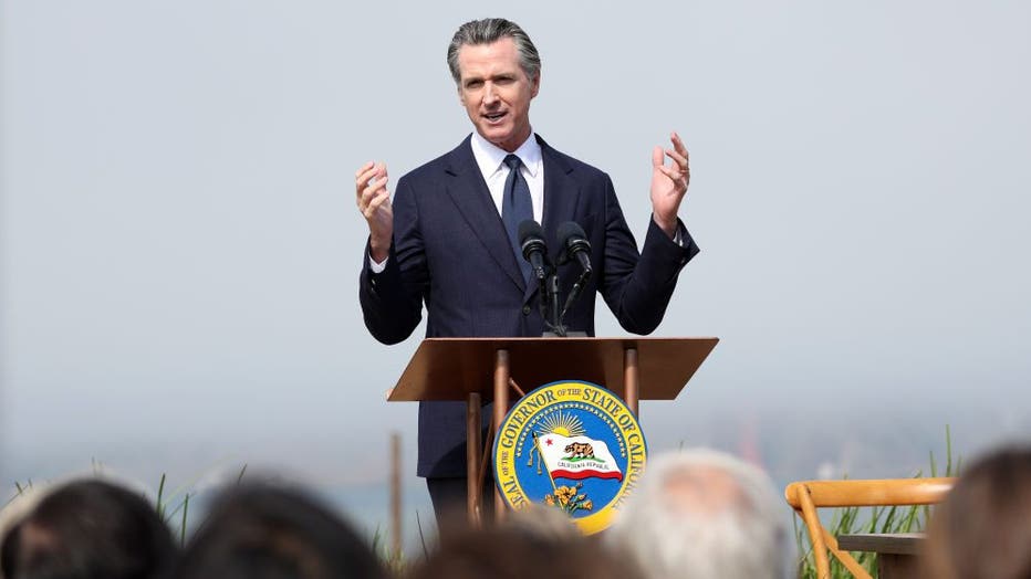 b2666827-California Gov. Newsom And West Coast Leaders Sign Climate Agreement