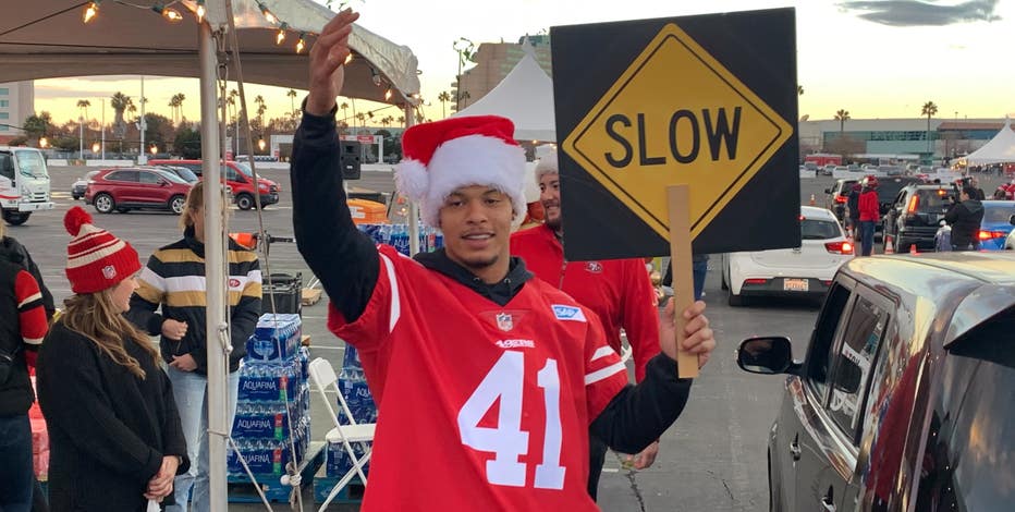 49ers and Youth Shop their Way to a Happier Holiday