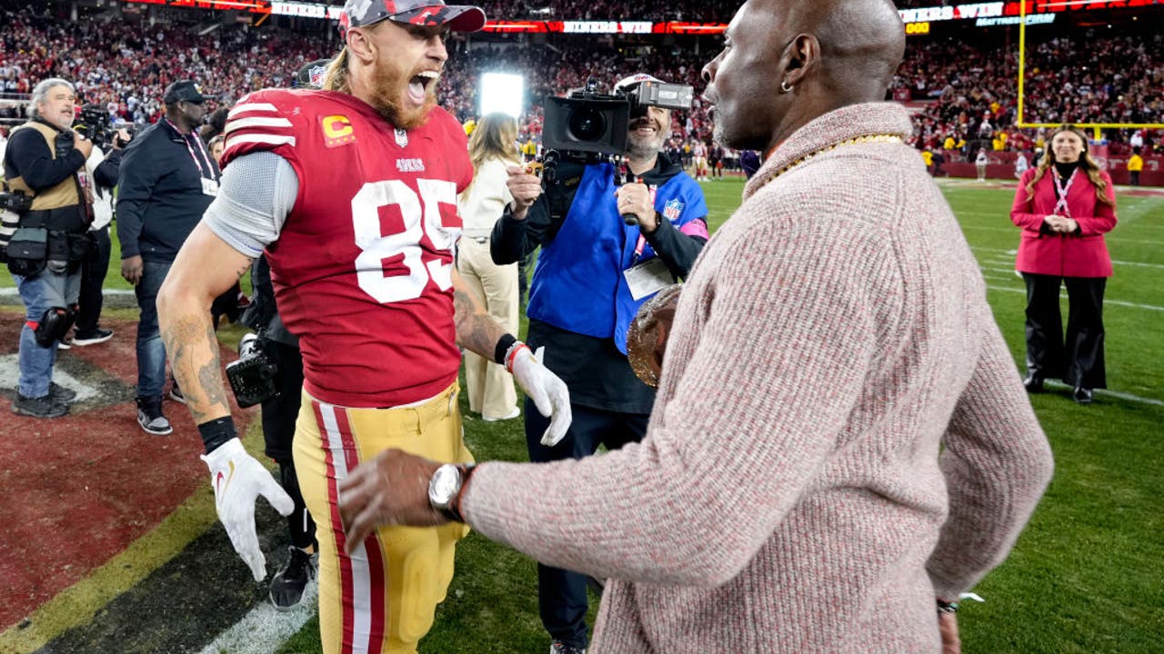 San Francisco 49ers QBs Joe Montana with Steve Young on sidelines News  Photo - Getty Images