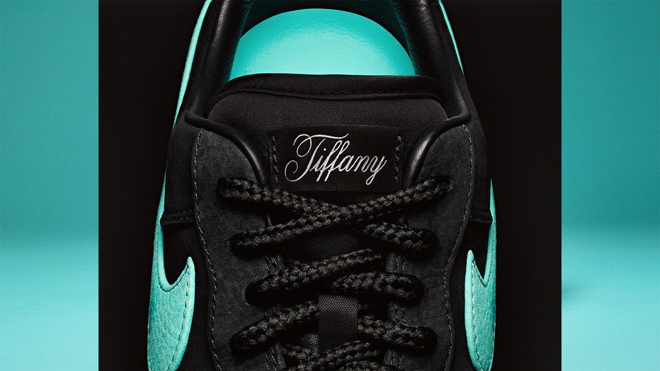 de primera categoría Espantar Señal Nike and Tiffany & Co. team up to release $400 sneaker: 'A legendary pair'