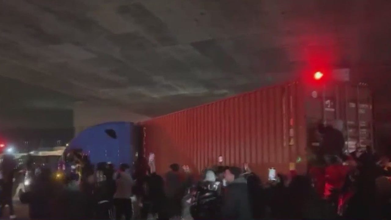Oakland sideshow video: Semi-truck spins as crowd cheers, climbs trailer - KTVU FOX 2 San Francisco