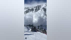 Avalanche creates snow cloud at Utah resort