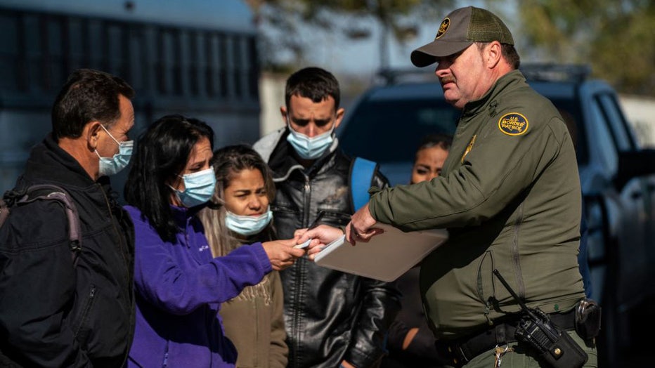 Border-patrol-officer-talks-to-migrants.jpg