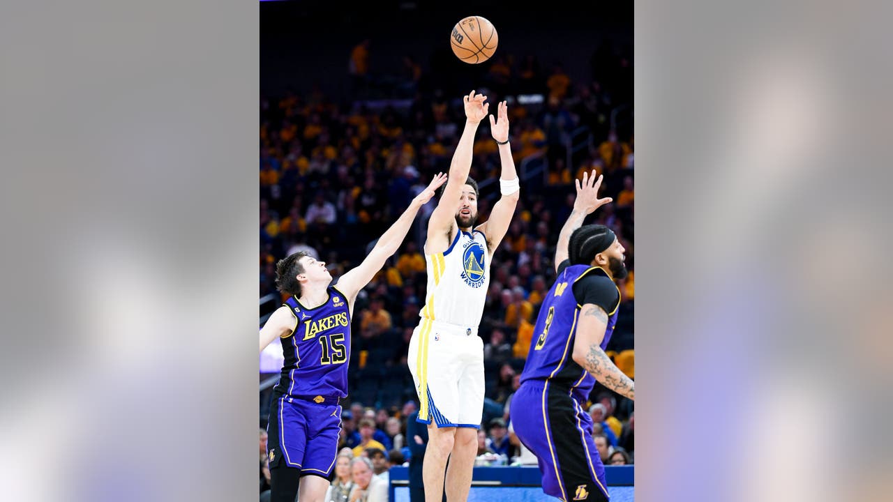 Klay Thompson scores 42 points without 2-point baskets, rewrites NBA  history / News 