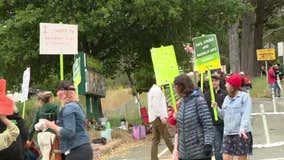 Some parents cross Oakland teachers' picket lines as strike continues