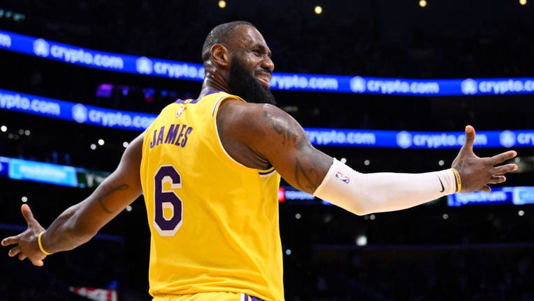 Lebron james lakers warriors online