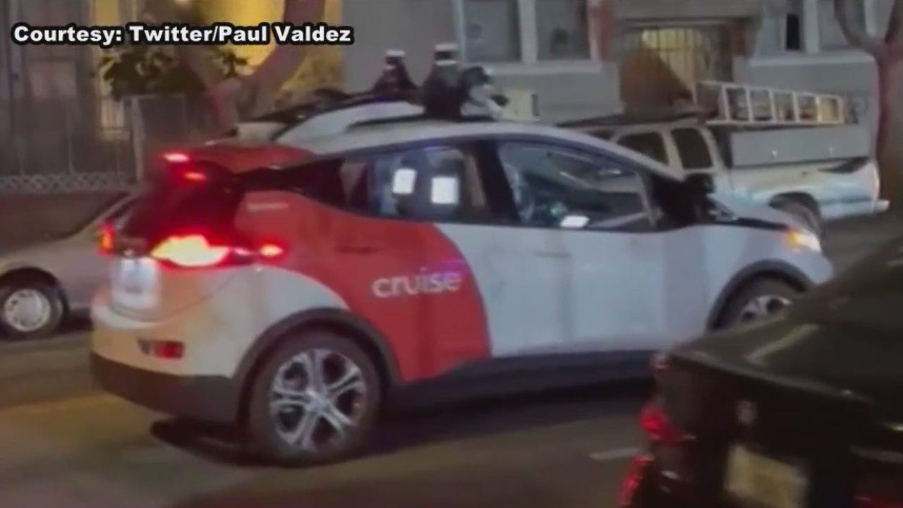 Self-driving car blocks police responding to San Francisco shooting