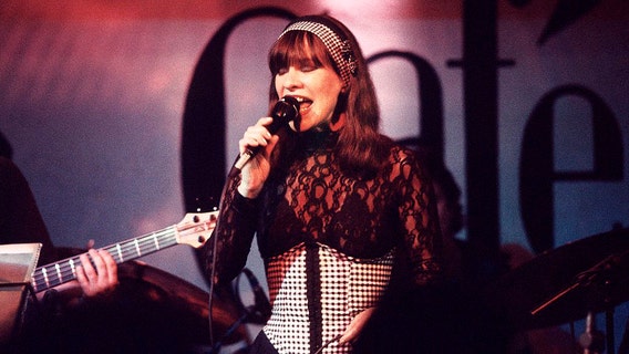 Astrud Gilberto, singer of 'The Girl from Ipanema,' dies at 83