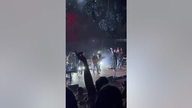 49ers' Christian McCaffrey wows crowd with keyboard solo at Zach Bryan concert