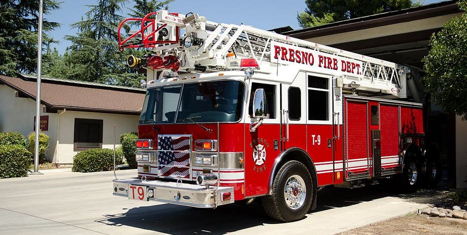 Fire crews battle 400-acre wildfire in Fresno County