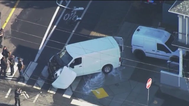 Multiple hurt after West Oakland carjacking ends in crash