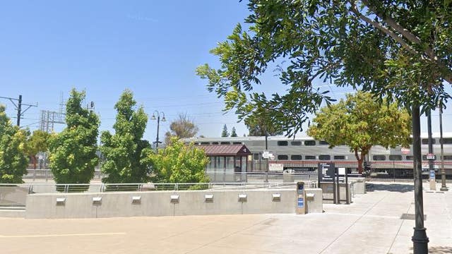 1 dead after getting hit by train in Santa Clara