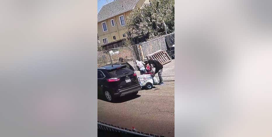 Video: Oakland street vendor robbed at gunpoint