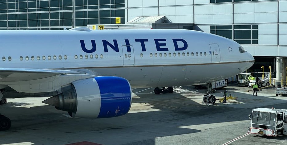 United plane clips wing of another aircraft at SFO, passengers deplaned