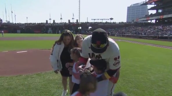 Brandon Crawford's kids throw first pitch in possible final game for Giants