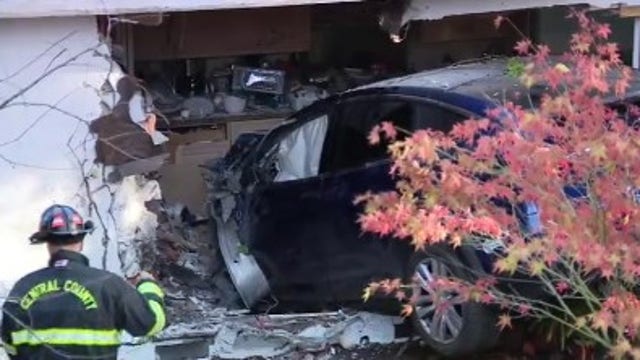 Tesla careens into San Mateo home, cars on steep street
