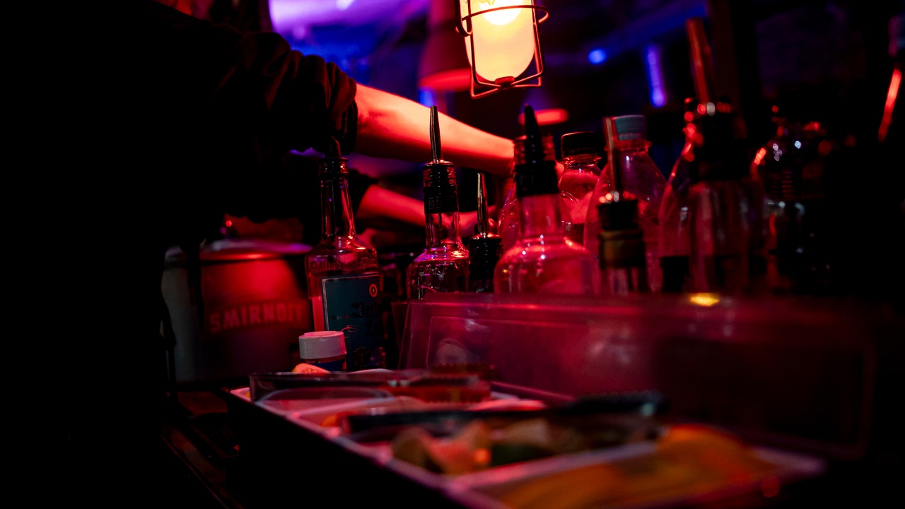 Cherished Oakland dive bar to hold final last call after 24 years - Vimarsana News